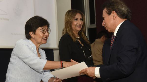 Entrega rectora BUAP reconocimientos por el D&iacute;a del Contador P&uacute;blico