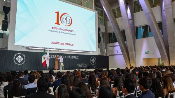 Celebra An&aacute;huac Puebla 10 a&ntilde;os de vida de Licenciatura en M&eacute;dico Cirujano