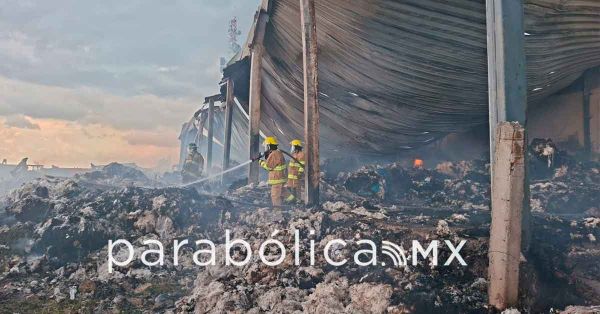 Liquida Protecci&oacute;n Civil incendio en bodega de Puebla tras 18 horas de labores