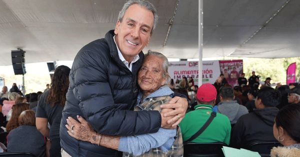 Entrega Pepe Chedraui m&aacute;s de 9 mil despensas en la Laguna de Chapulco