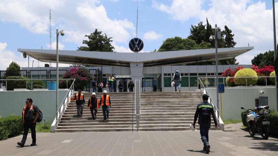 Por el momento, frenan huelga en VW; ir&aacute;n a consulta
