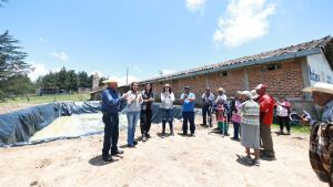 Entrega Bety S&aacute;nchez geomembranas para cosechar agua en el municipio