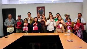 Entrega Zacatl&aacute;n escrituras a familias; da certeza jur&iacute;dica de su patrimonio