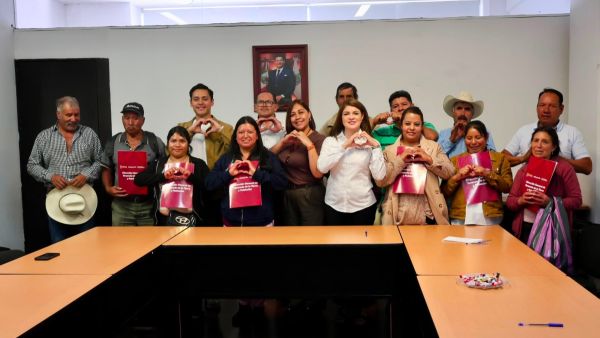 Entrega Zacatl&aacute;n escrituras a familias; da certeza jur&iacute;dica de su patrimonio