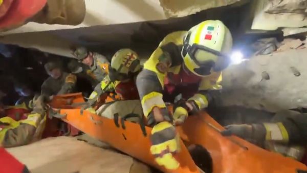 Rescatan mexicanos a un ni&ntilde;o en edificio de Venezuela