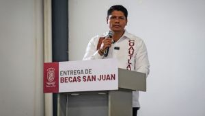 Con Becas San Juan, Cuautlancingo reconoce excelencia acad&eacute;mica