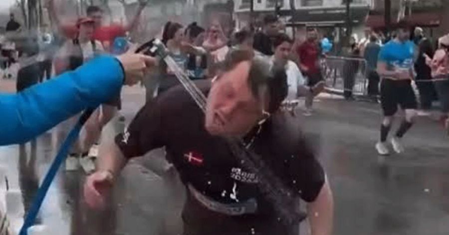 Eliminan pl&aacute;stico en medio marat&oacute;n de Par&iacute;s; hidrataci&oacute;n con mangueras desata debate