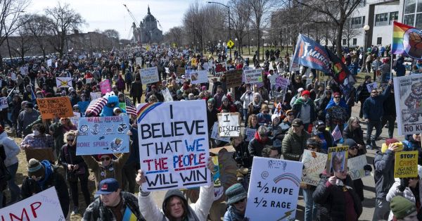 Participan cientos en manifestaciones No Kings