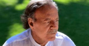 Demanda Julio Iglesias a diario espa&ntilde;ol por se&ntilde;alamientos de abusos sexuales