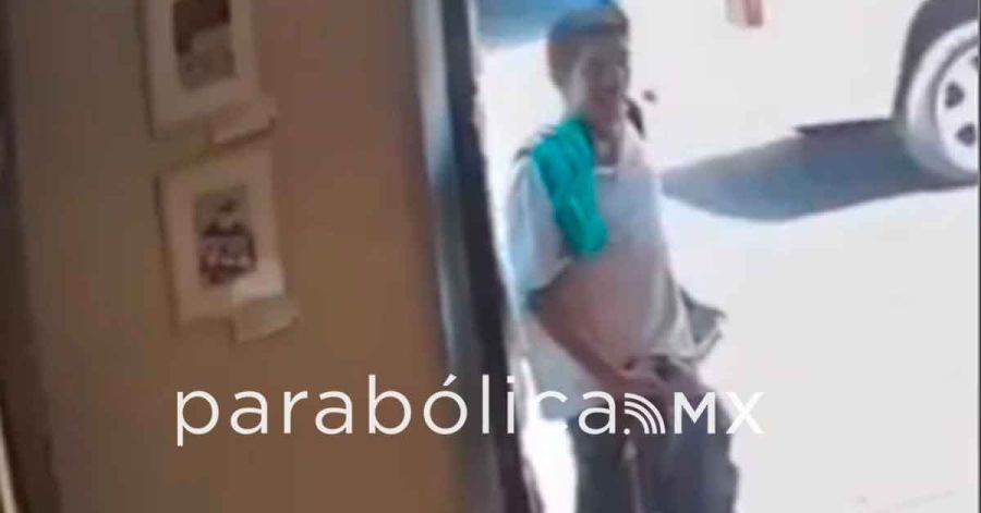 Exhiben en redes sociales a sujeto mostrando sus genitales en locales del Centro Hist&oacute;rico