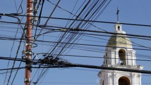 Aprueban exhorto para ordenar y retirar cableado a&eacute;reo en desuso
