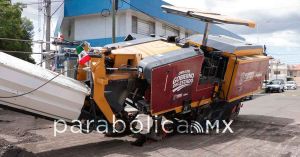 Denuncia Infra estatal socav&oacute;n en la Av. 18 Poniente; maquinaria estatal resulta afectada
