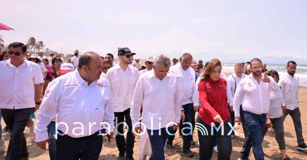 Supervisa Roc&iacute;o Nahle limpieza de la playa de Coatzacoalcos