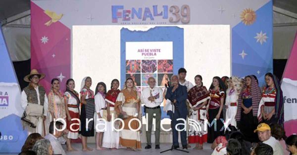 Presentan &ldquo;As&iacute; se viste Puebla&rdquo;, de El&iacute;as Guerra en la FENALI 39
