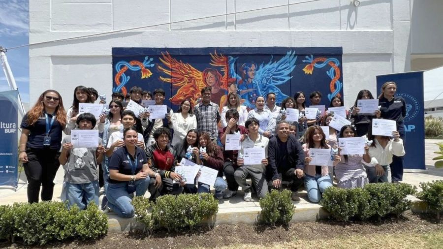Crean estudiantes un mural en prepa BUAP de Tepeaca