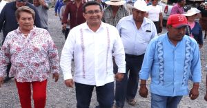 Impulsa P&aacute;vel Gaspar di&aacute;logo con productores de flores para fortalecer al sector