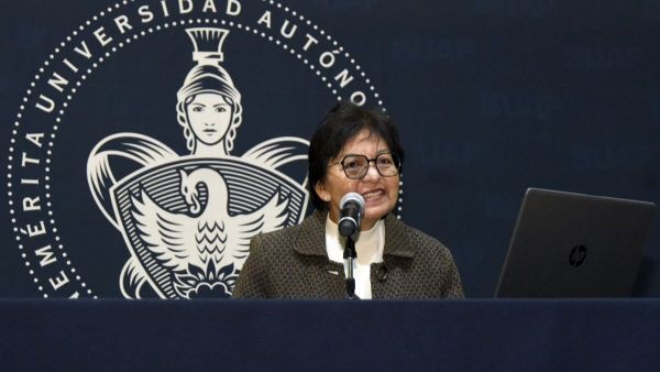 Diserta rectora BUAP conferencia sobre infecciones en animales