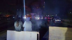 Bloquean autopista en demanda de reparaci&oacute;n de drenaje