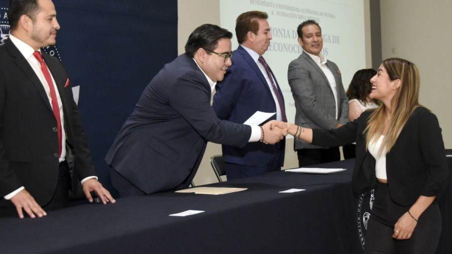 Entregan BUAP y Fundaci&oacute;n BBVA M&eacute;xico reconocimientos a egresados