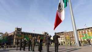 Encabeza Sheinbaum izamiento de bandera por v&iacute;ctimas de terremotos
