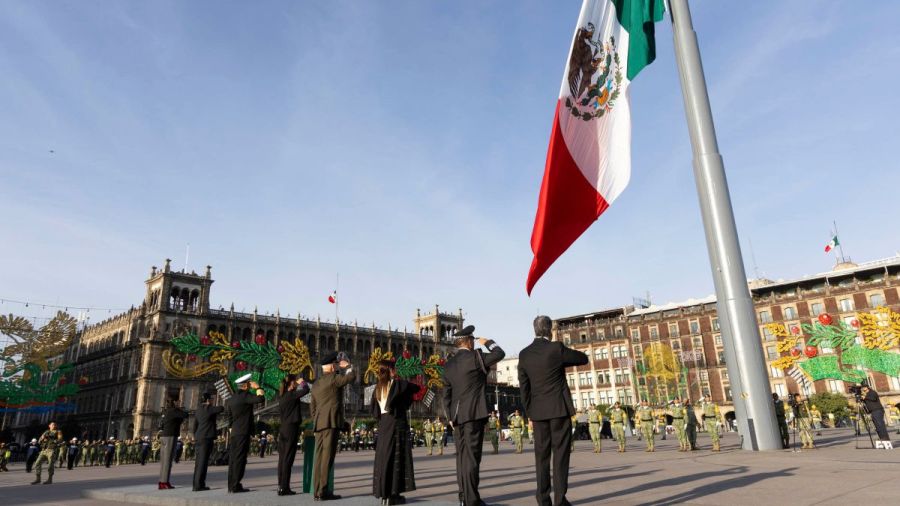 Encabeza Sheinbaum izamiento de bandera por v&iacute;ctimas de terremotos