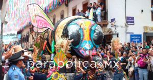 Celebran 30 mil el Desfile de Carros Aleg&oacute;ricos de la 84 Gran Feria de la Manzana