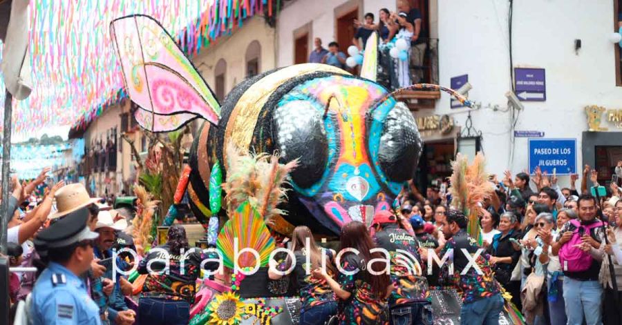 Celebran 30 mil el Desfile de Carros Aleg&oacute;ricos de la 84 Gran Feria de la Manzana
