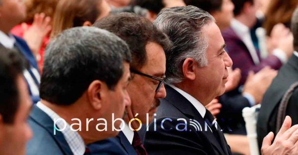 Acuden el senador Inzunza y otros funcionarios de Sinaloa a declarar ante la FGR
