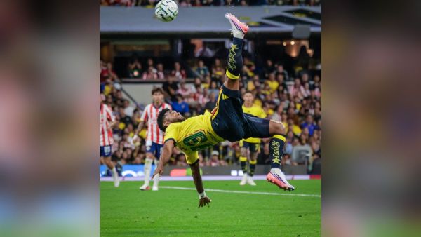 Arrebata Am&eacute;rica el triunfo a las Chivas con doblete y chilena de Borja