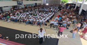 &ldquo;Todas y todos los estudiantes deben tener beca porque lo necesitan": Sheinbaum en Colima