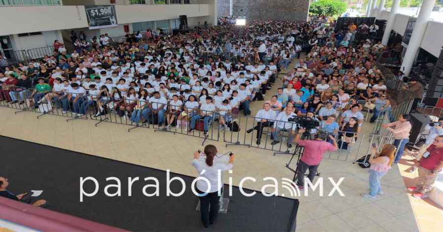 &ldquo;Todas y todos los estudiantes deben tener beca porque lo necesitan": Sheinbaum en Colima