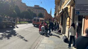 Embiste coche a personas en M&oacute;dena, Italia; hay 4 heridos graves