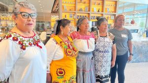 Apoya alcaldesa a cocinera de Zacatl&aacute;n en evento de gastronom&iacute;a