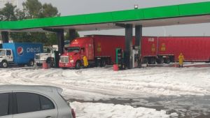 Capa de granizo cubre explanada del Estadio Cuauht&eacute;moc