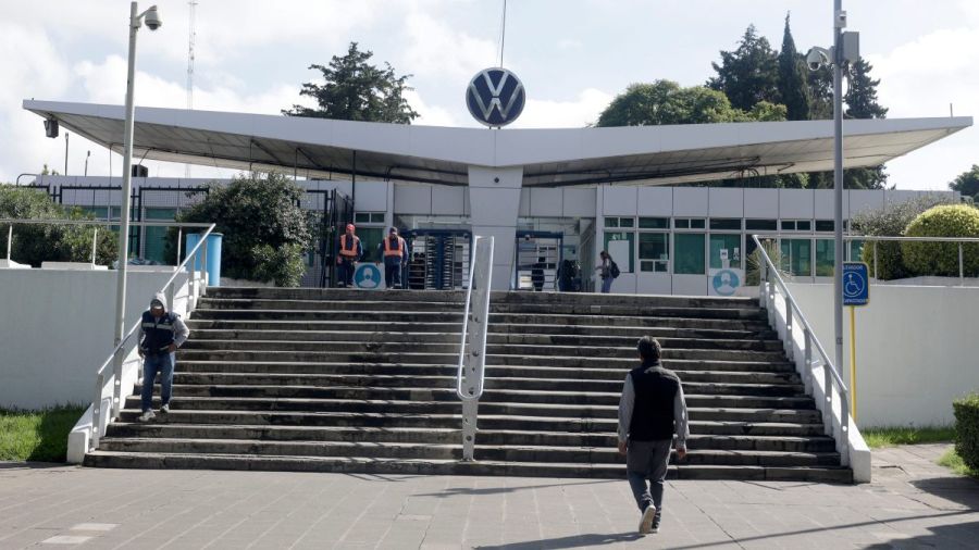 Prorrogan la huelga en Volkswagen por 5 d&iacute;as; siguen negociaciones