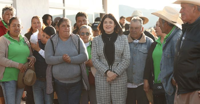 Entrega Bety S&aacute;nchez sal&oacute;n de usos m&uacute;ltiples en Metepec Segunda Secci&oacute;n