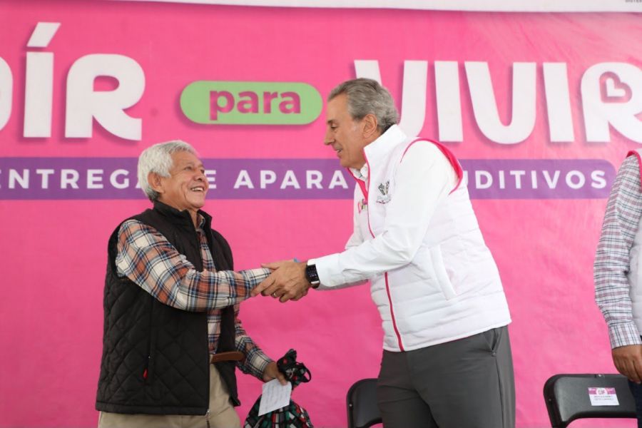 A trav&eacute;s del DIF Puebla, entreg&oacute; Chedraui 50 aparatos auditivos