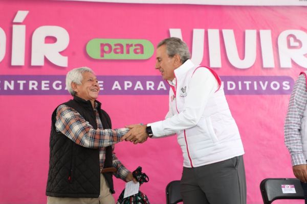 A trav&eacute;s del DIF Puebla, entreg&oacute; Chedraui 50 aparatos auditivos