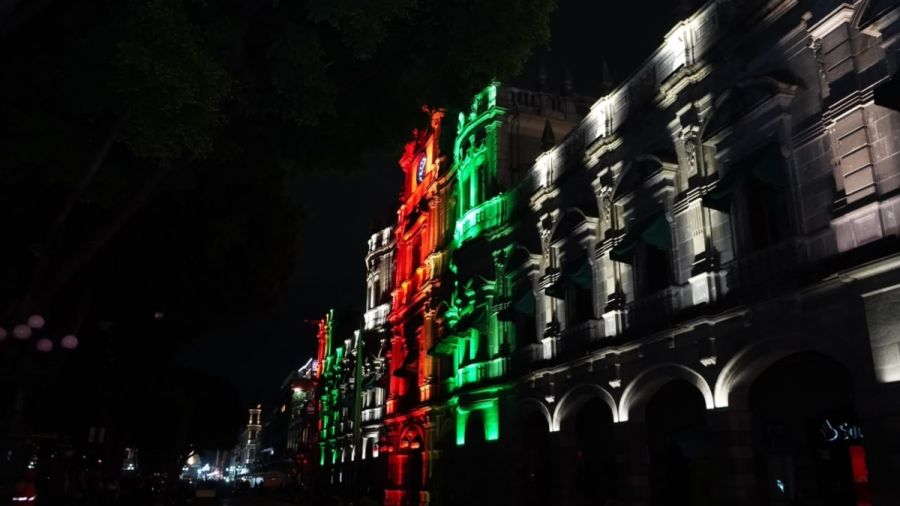 Estrena el Palacio Municipal iluminaci&oacute;n tricolor