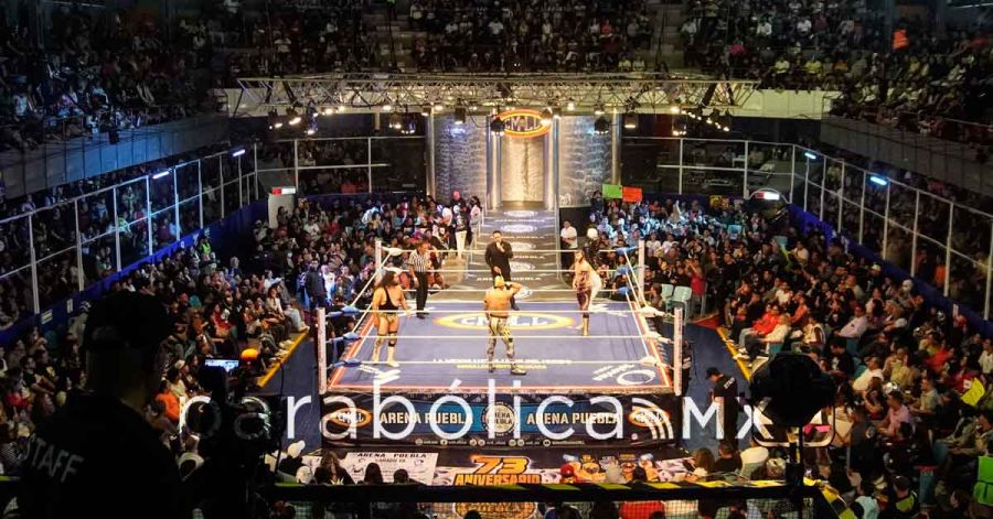 Reconocen trayectoria de luchadores poblanos en 73 Aniversario de la Arena Puebla