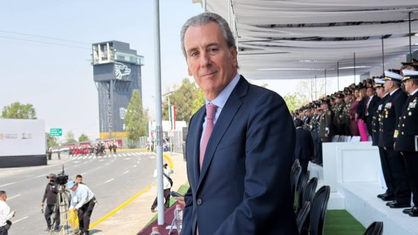 Asiste Pepe Chedraui al desfile c&iacute;vico-militar por el 164 aniversario de la Batalla de Puebla