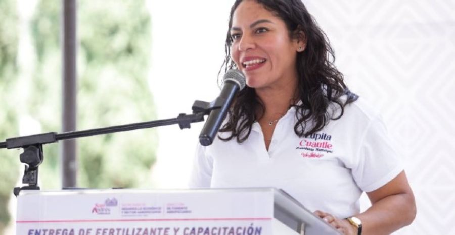 Encabeza Lupita Cuautle segunda entrega de fertilizante a familias productoras