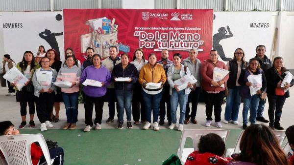 Entrega Bety S&aacute;nchez 5 mil kits de &uacute;tiles escolares en Zacatl&aacute;n