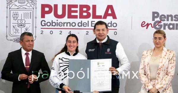 Reconoce Armenta a la piloto Majo Rodr&iacute;guez quien destaca en NASCAR M&eacute;xico