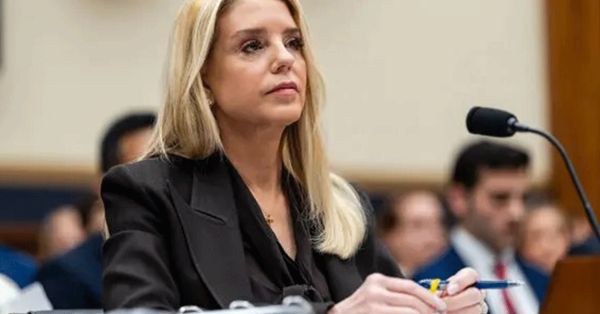 Destituye Donald Trump a la Fiscal Pam Bondi