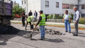 Supervisa Pepe Chedraui labores de bacheo en colonia La Noria