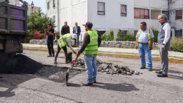 Supervisa Pepe Chedraui labores de bacheo en colonia La Noria