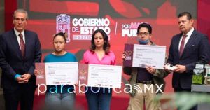 Entrega Armenta apoyos a damnificados por lluvias