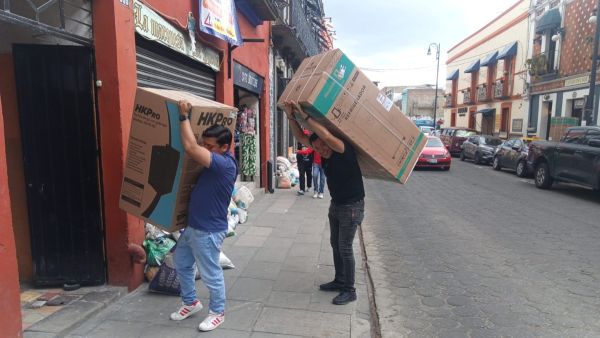 Contin&uacute;a Comuna con entrega de enseres a personas damnificadas
