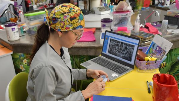 Estudiante BUAP investiga c&oacute;mo fortalecer esmalte dental